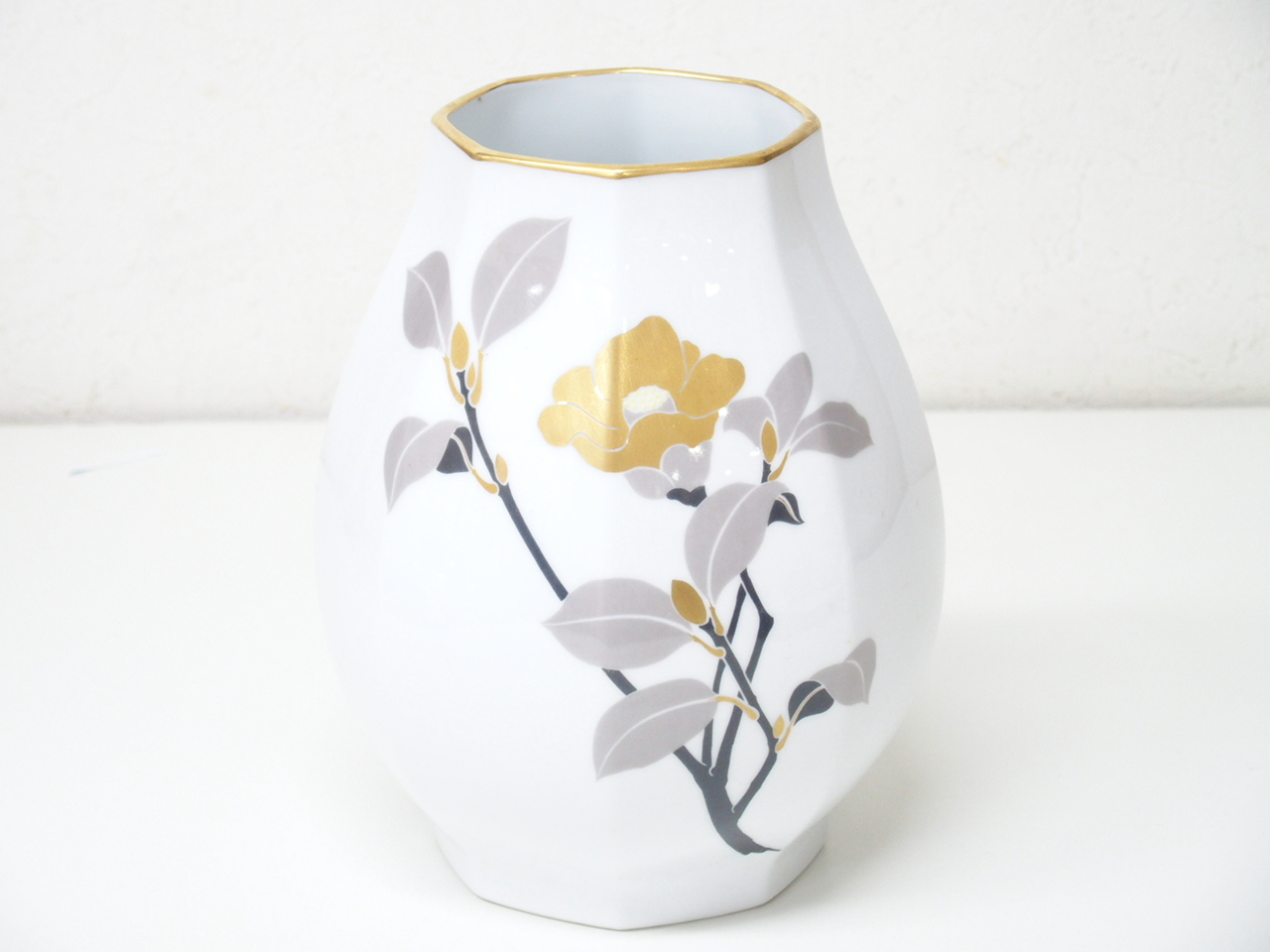 超安い 【皇室御用達】大倉陶器 金触バラ 花器 白磁 23cm 花瓶 